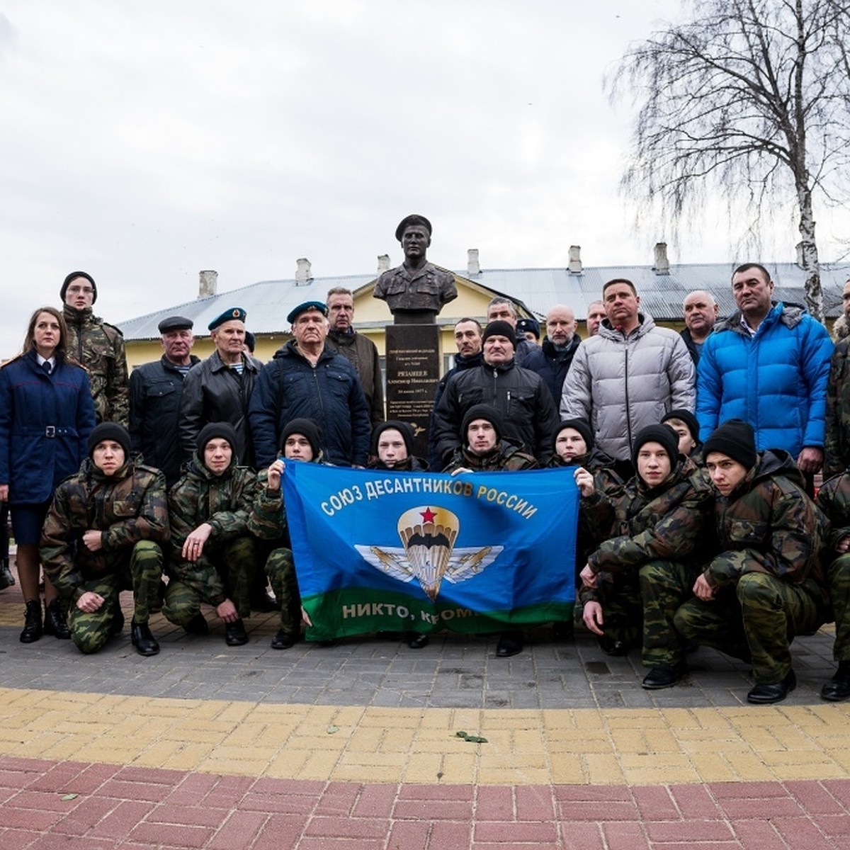 На бульваре Победы в Орле открыли бюсты героев Александра Рязанцева и Алексея  Скворцова - KP.RU