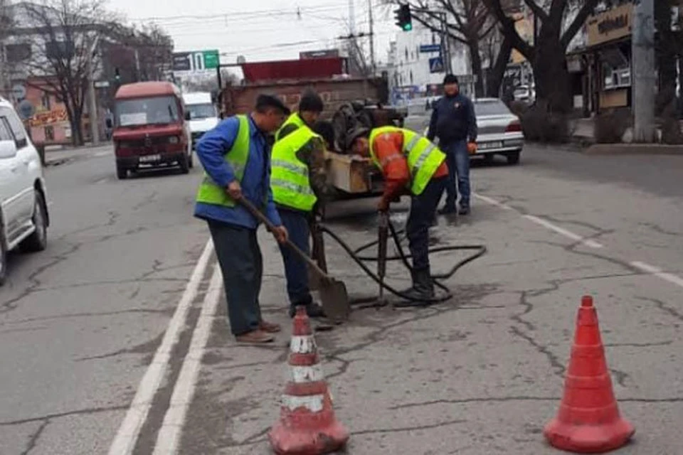Городские службы приводят в порядок разбитые после зимы дороги.
