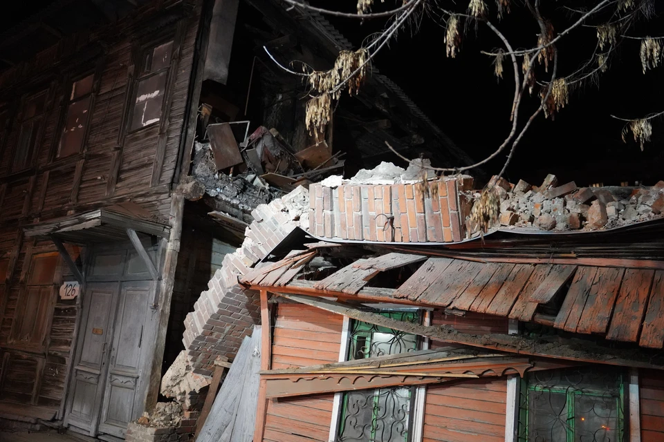 Кирпичи просто разрушили крышу соседнего дома