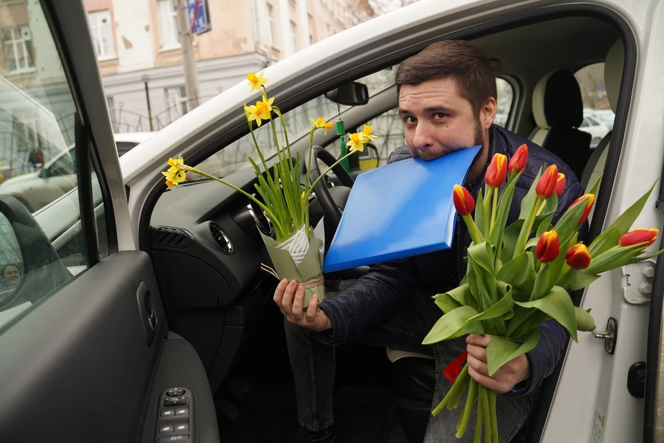 Наш доставщик уверен, что цветы порадует любую даму