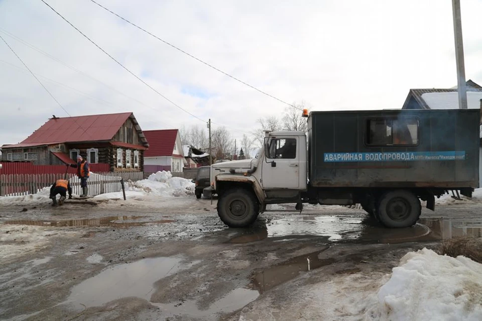 «Ливневки» начали расчищать в Ижевске. ФОТО: пресс-служба администрации