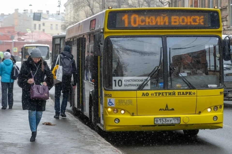 В Петербурге городским транспортным компаниям и службам такси посоветовали задуматься о дезинфекции машин из-за коронавируса.