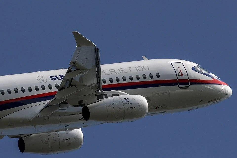 Пассажирский самолет Superjet 100 летит в Москву.