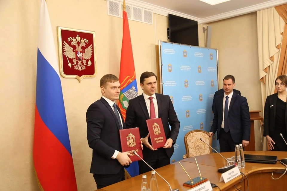 Главы двух регионов России подписали соглашение о сотрудничестве. Фото: пресс-службы губернатора Орловской области