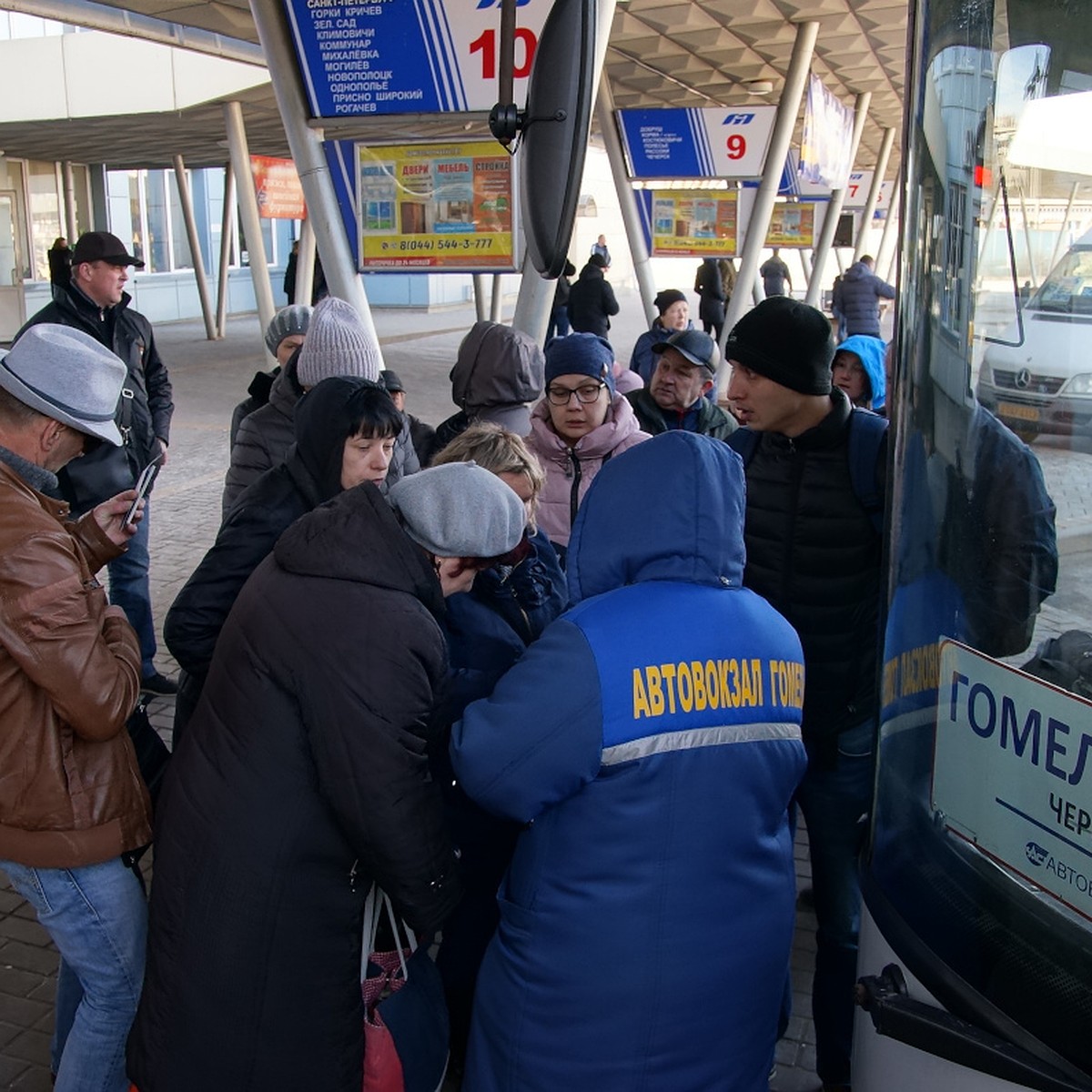 «Не пустили даже на похороны»: мы побывали на закрытой границе с Украиной и  провели последний автобус в Киев - KP.RU