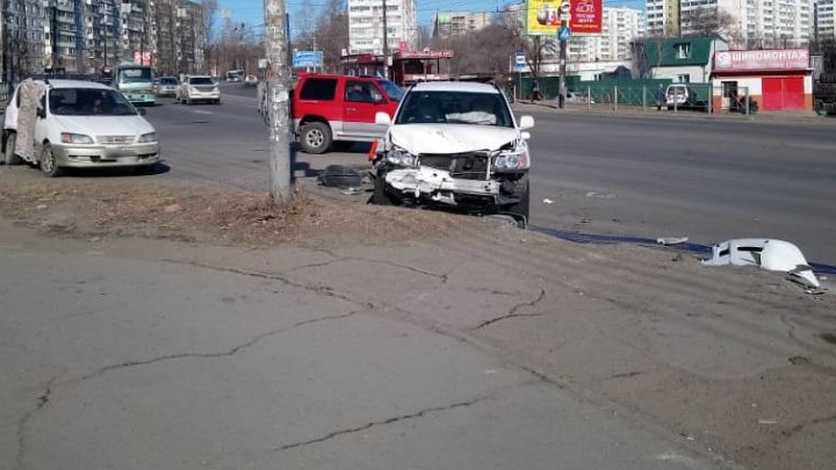 Водитель и пассажир пострадали в аварии в Хабаровске - KP.RU