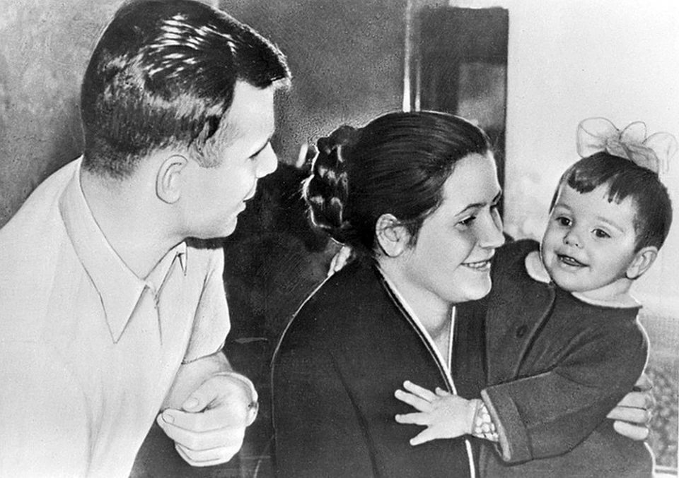 1 января 1961 года. Юрий Гагарин, его супруга Валентина Ивановна и дочь Елена