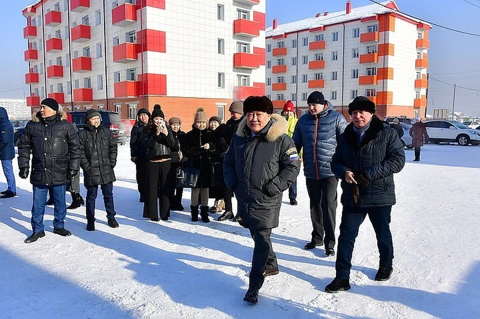 Глава Республики Тыва Шолбан Кара-оол (в центре): «Сюда заселятся 515 человек из 31 аварийного дома, которые пойдут под снос. Большое событие!».