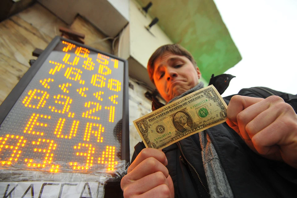 Ослабление нашей валюты связано с падением цен на нефть