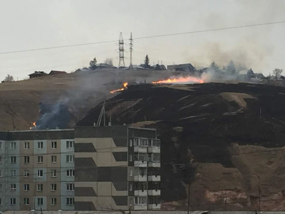 Из-за первого пала травы в Красноярске чуть не сгорела часовня на Караульной горе. Фото: Владимир Павловский, фейсбук.