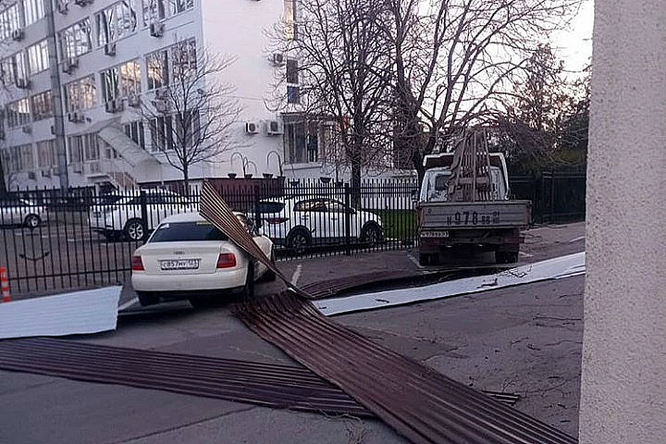 Сильный ветер в новороссийске. Норд ОСТ В Новороссийске снесло крышу. Фура сносит дерево.