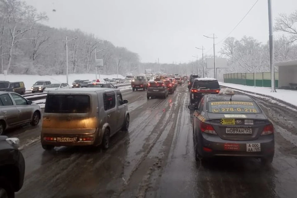 Движение в городе из-за снегопада практически парализовано. Фото: dpskontrol125rus