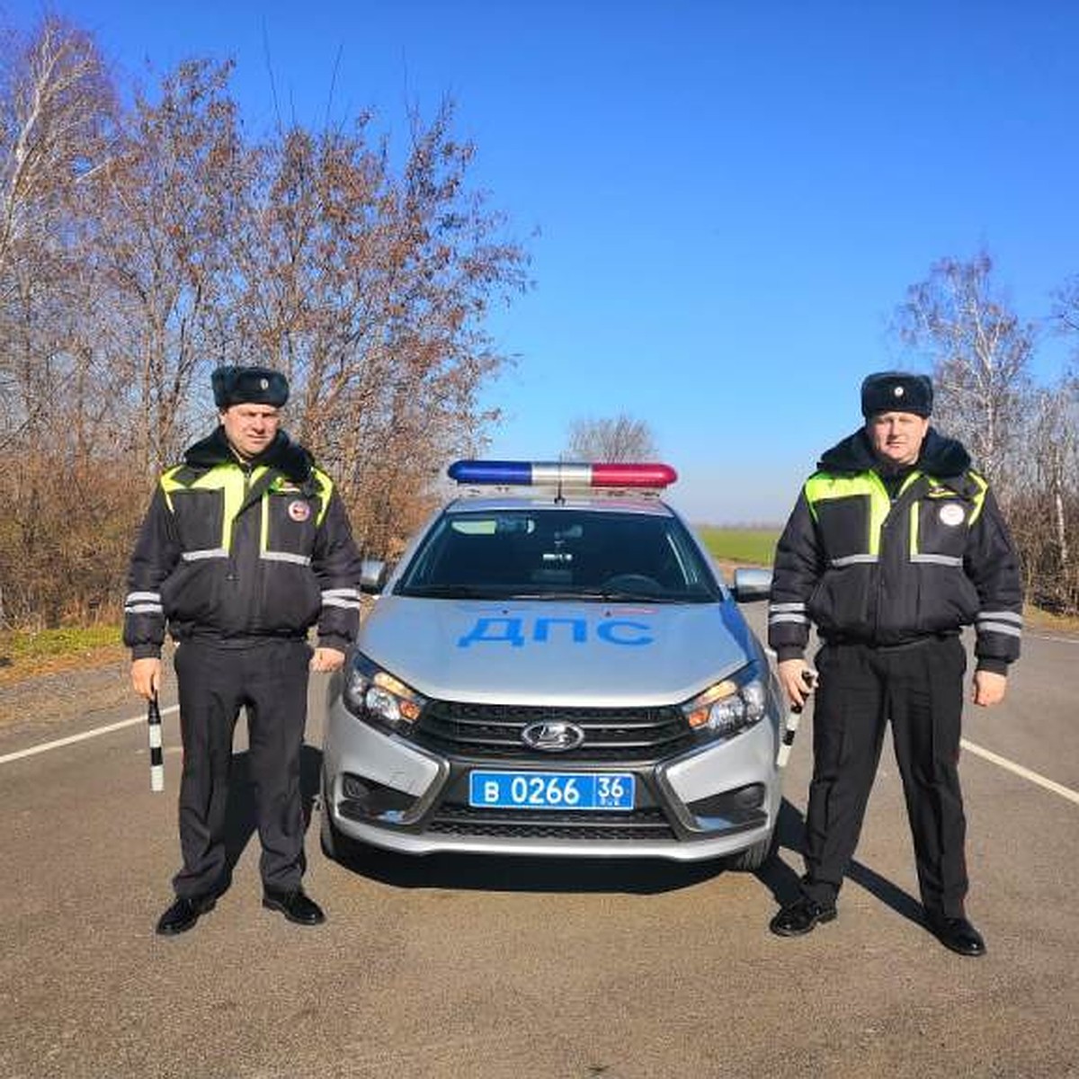 В Воронежской области инспекторы ГИБДД не дали опрокинуться грузовику с  прицепом - KP.RU