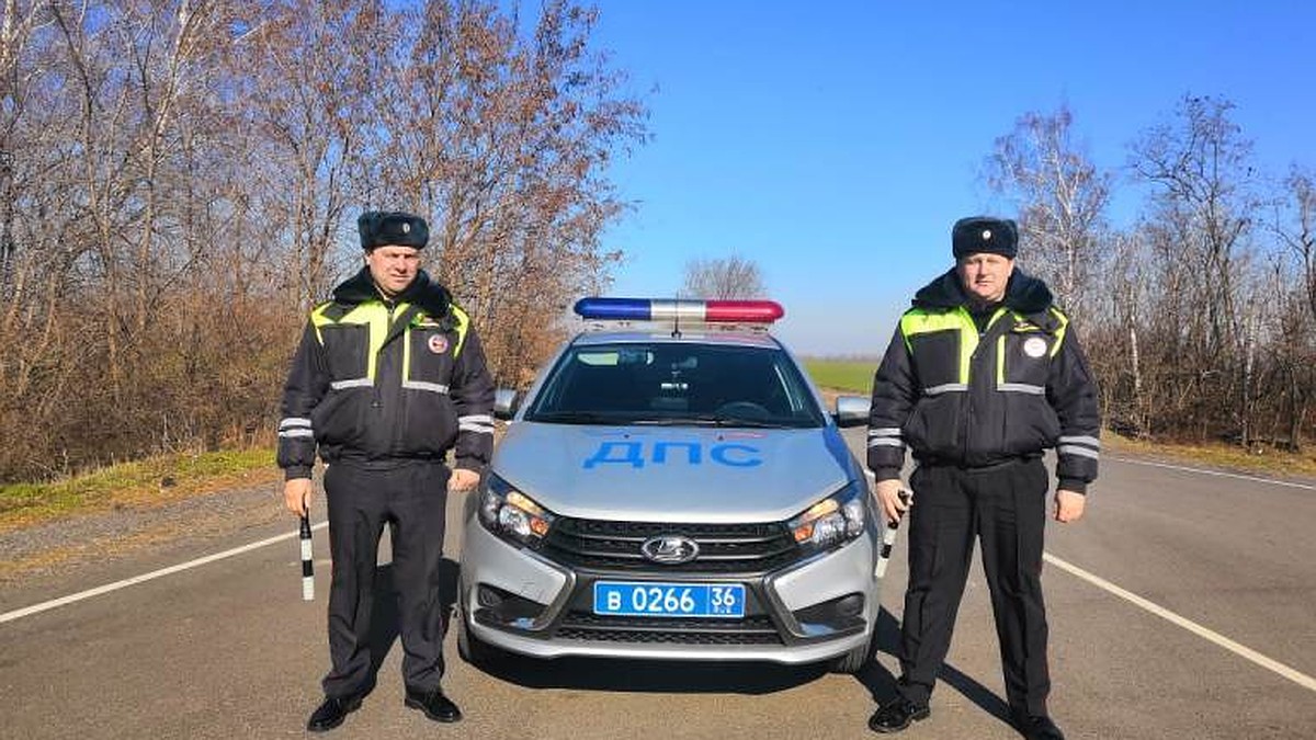 В Воронежской области инспекторы ГИБДД не дали опрокинуться грузовику с  прицепом - KP.RU