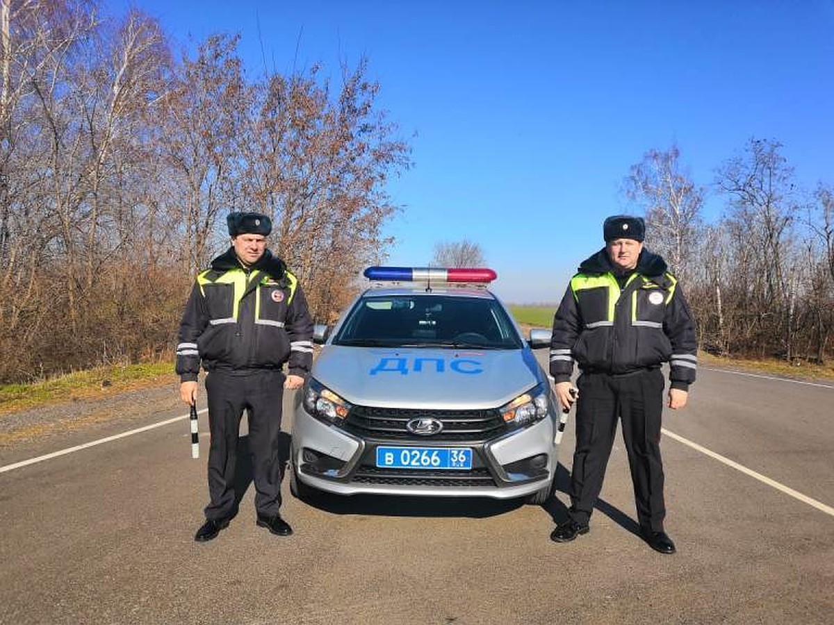 В Воронежской области инспекторы ГИБДД не дали опрокинуться грузовику с  прицепом - KP.RU