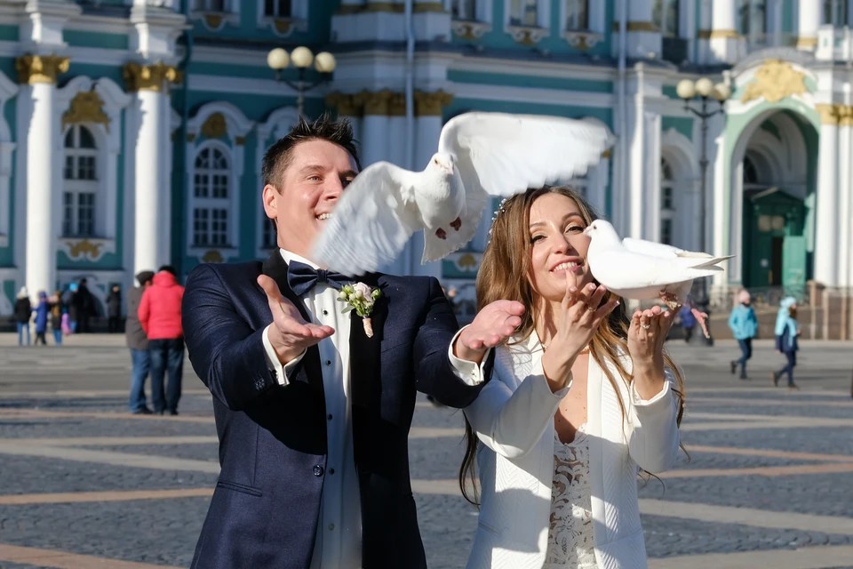 А вот в церквях Петербурга женихам и невестам рады: отказываться от венчаний из-за вируса верующих не просят.