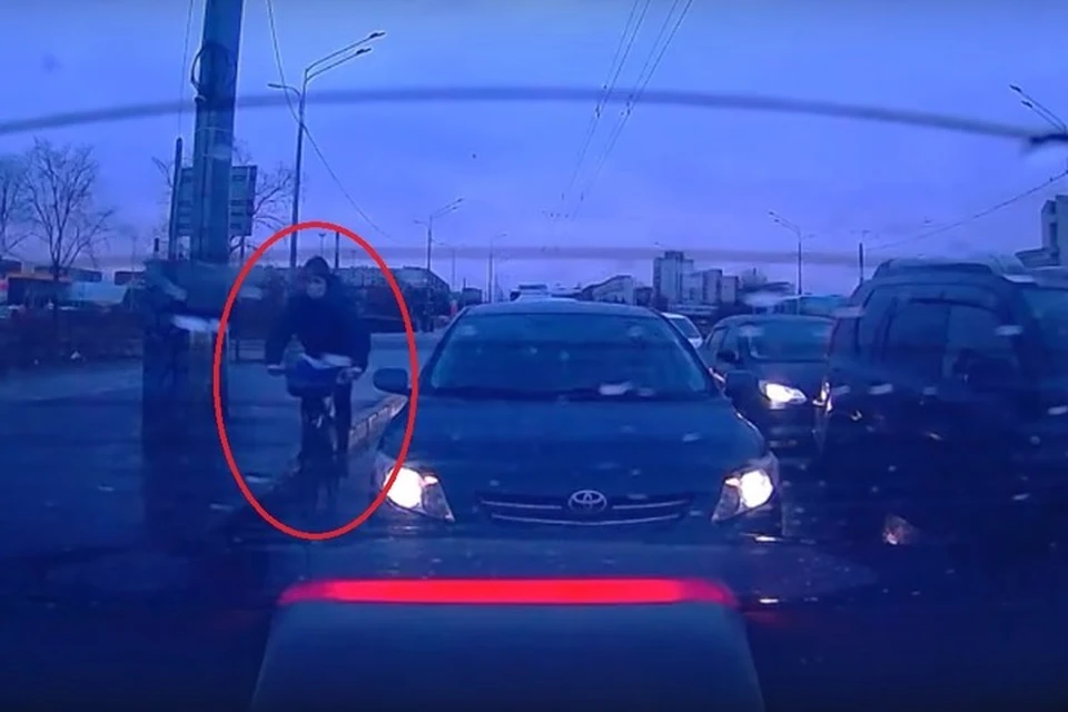 Велосипедиста застукали за проездом на красный свет. Фото: ДТП и ЧП | Санкт-Петербург | Питер Онлайн | Спб