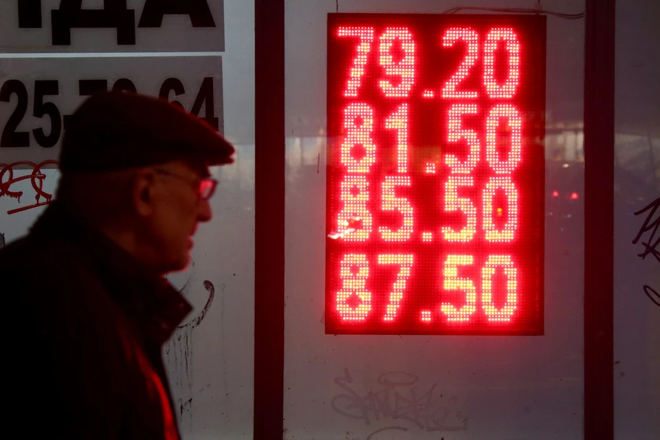 Коронавирус и резкое падение цен на нефть обрушили курс рубля. В последний раз доллар США находился на отметке выше 81 рубля в январе 2016 года. Фото: Валерий Шарифулин/ТАСС