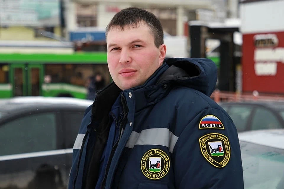 Михаилу Дмитриеву, поймавшему выпавшую с балкона девушку, предложили учебу в Академии МЧС