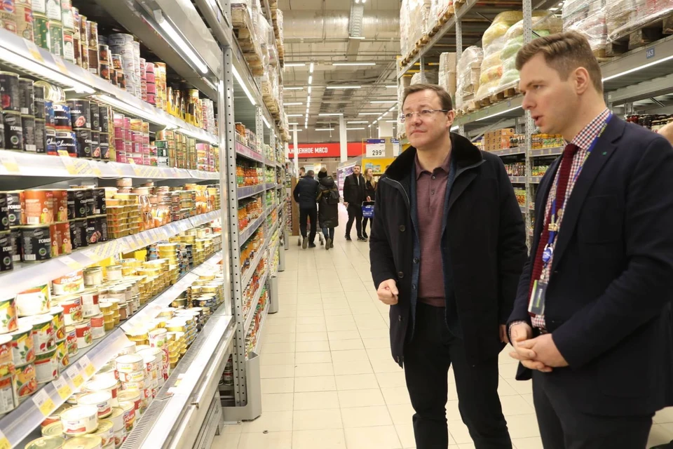 Дмитрий Азаров накануне убедился, что в магазинах есть продукты