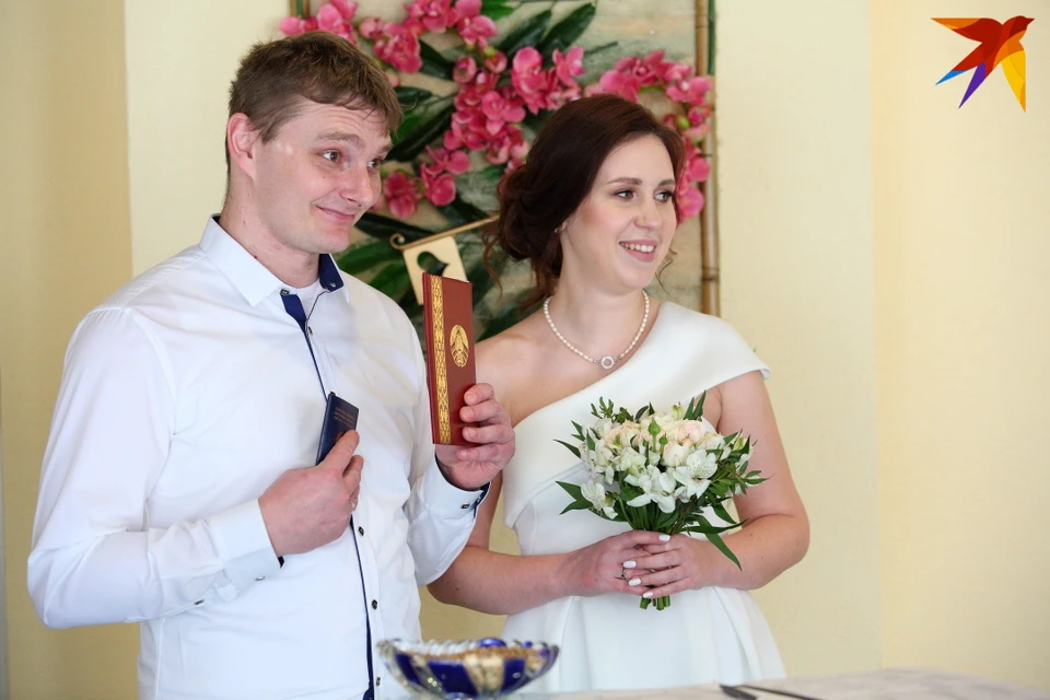 Жених и невеста Ольга и Руслан пригласили в ЗАГС родных и друзей.