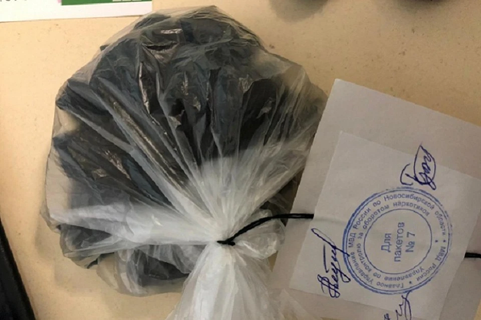 У задержанных забрали пакет с упаковками героина. Фото: ГУ МВД по НСО