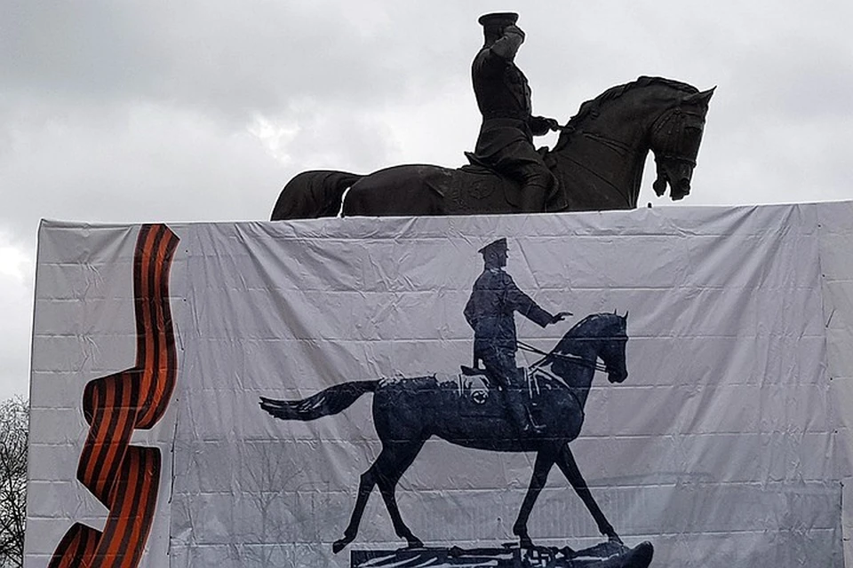 Перед Историческим музеем заменили памятник маршалу Жукову