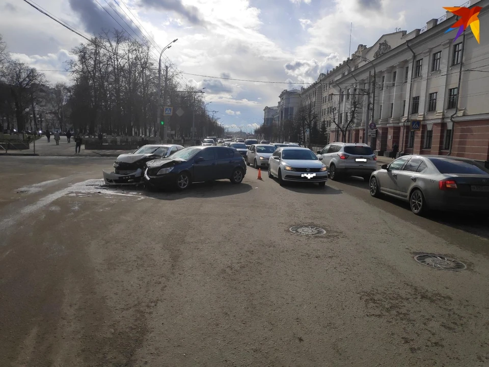 Авария произошла на перекрестке Московской и Степана Разина
