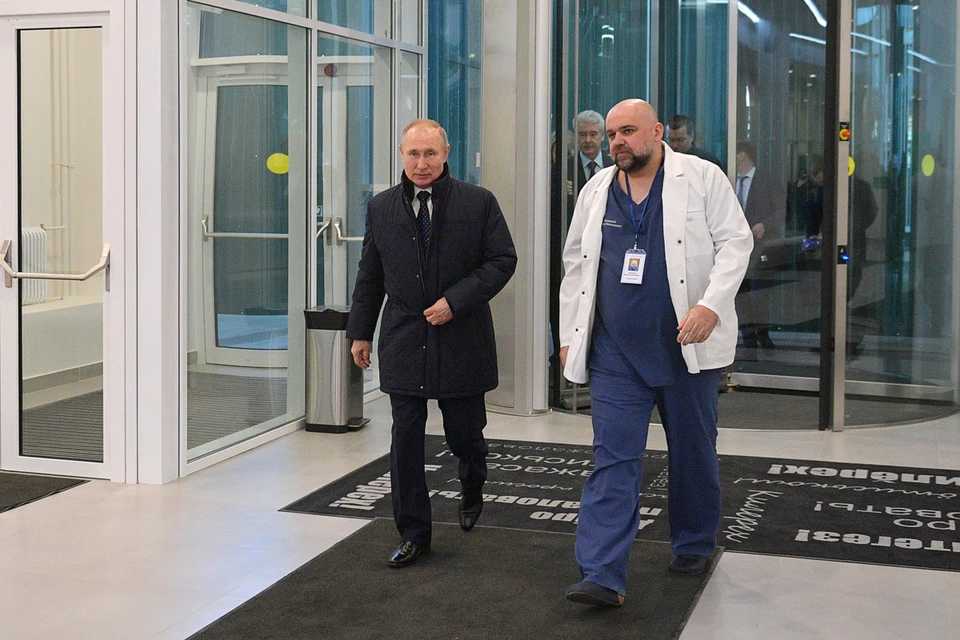 Владимир Путин и главный врач больницы Денис Проценко. Фото: Алексей Дружинин/ТАСС
