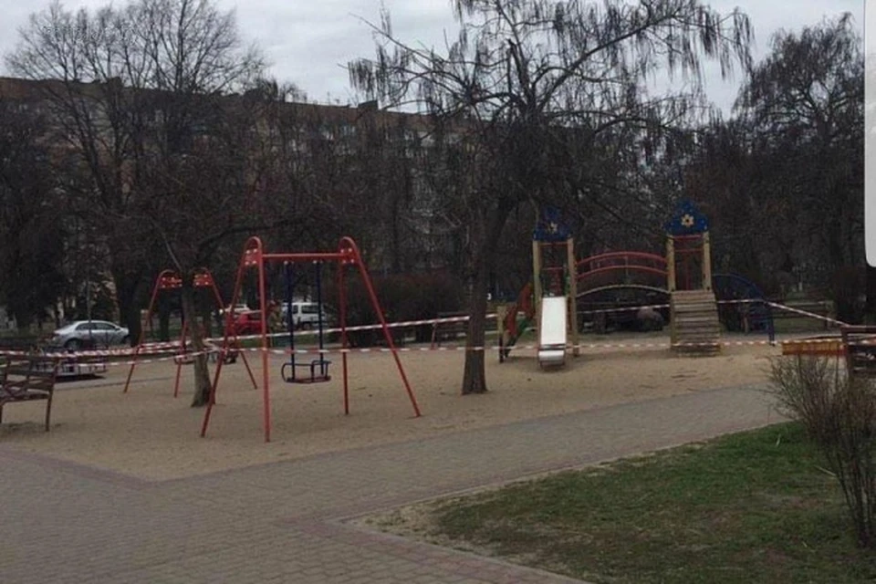 Детские площадки ограждают предупреждающей красно-белой лентой. Фото: mrpl.city