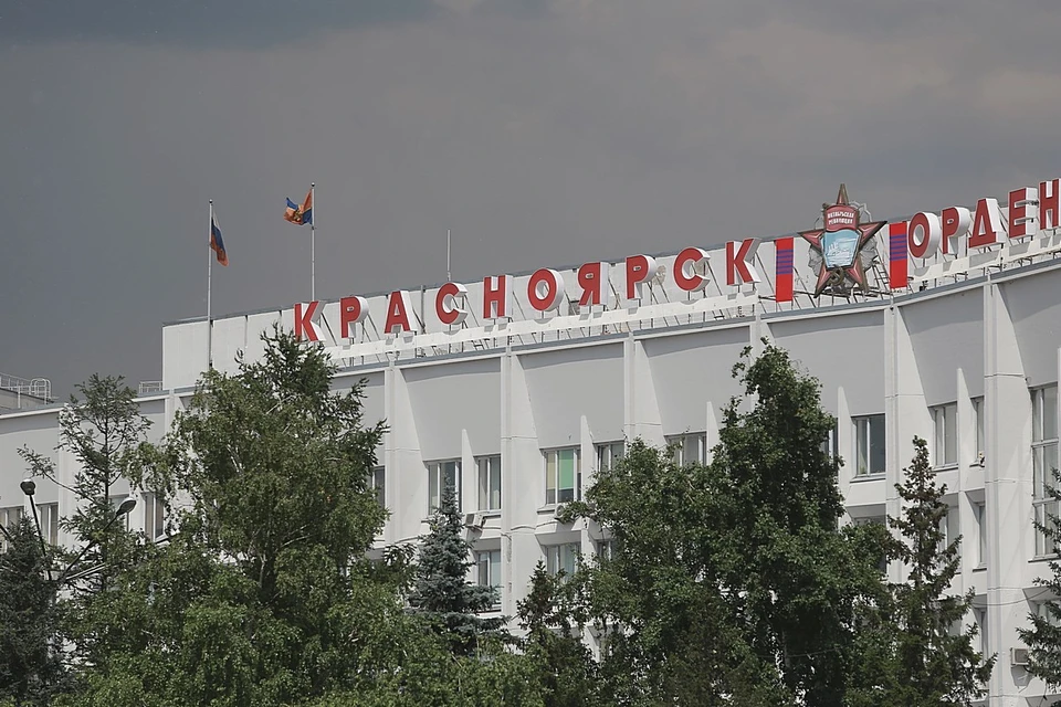 Депутаты горсовета, кстати, на каждую сессию приглашают главу города, но он не приходит