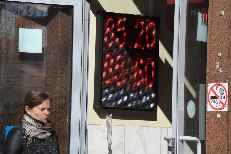 Курс евро на 26 марта опустился ниже 85 рублей и составил 84, 1485 рубля за единицу валюты.