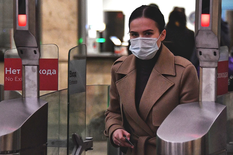Пассажирка в медицинской маске в столичном метрополитене.