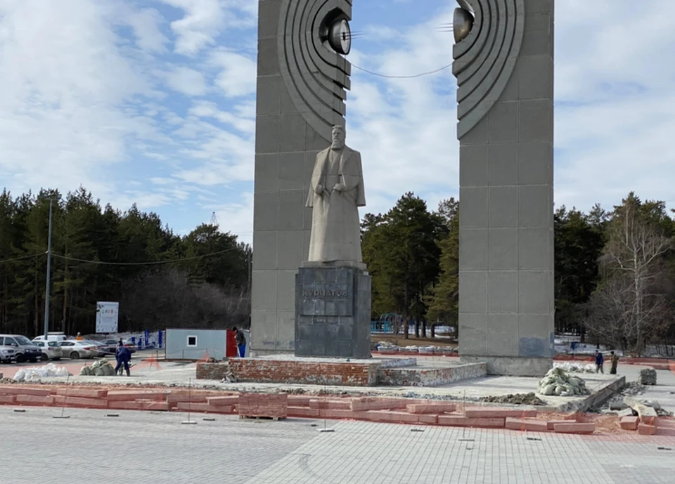 Памятник курчатову в челябинске фото