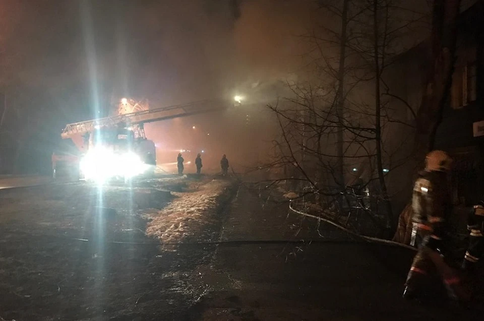 Пожар тушат 40 спасателей. Фото: пресс-службе МЧС по Свердловской области