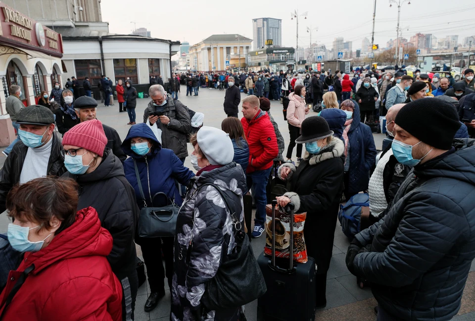 Очередь из россиян на железнодорожном вокзале в Киеве