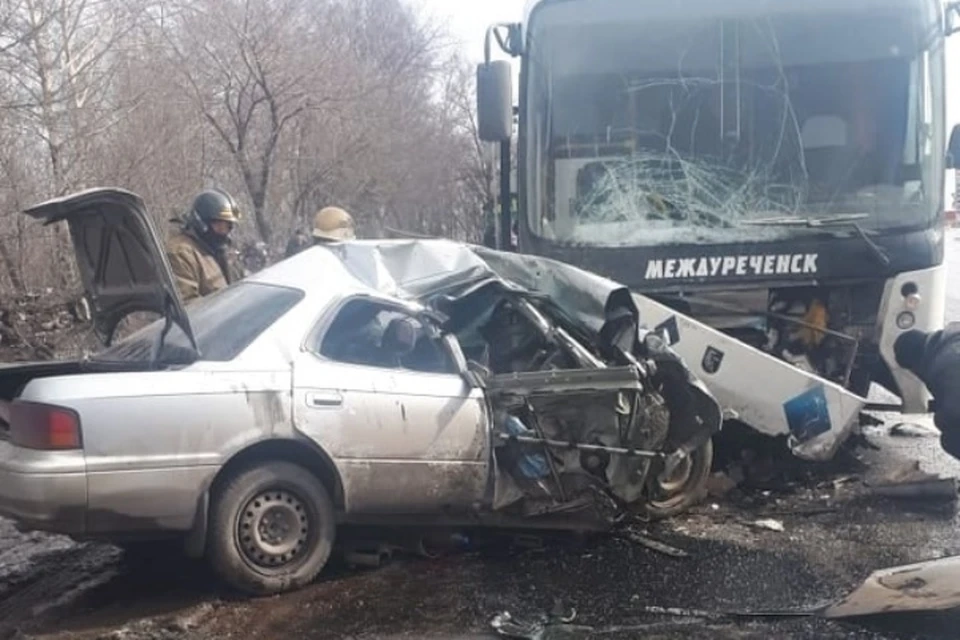 Трое человек погибли в аварии с пассажирским автобусом в Кузбассе. Фото: "Инцидент Барнаул"/ vk.com