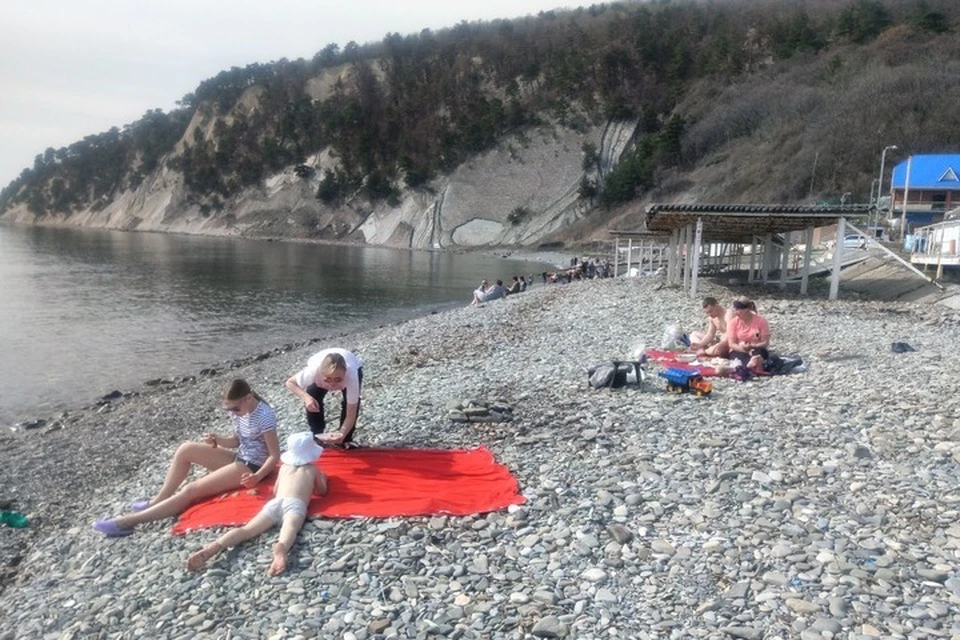 В Бухте Инал на пляже некоторые даже купаются в море. Фото: Дмитрий Турченко