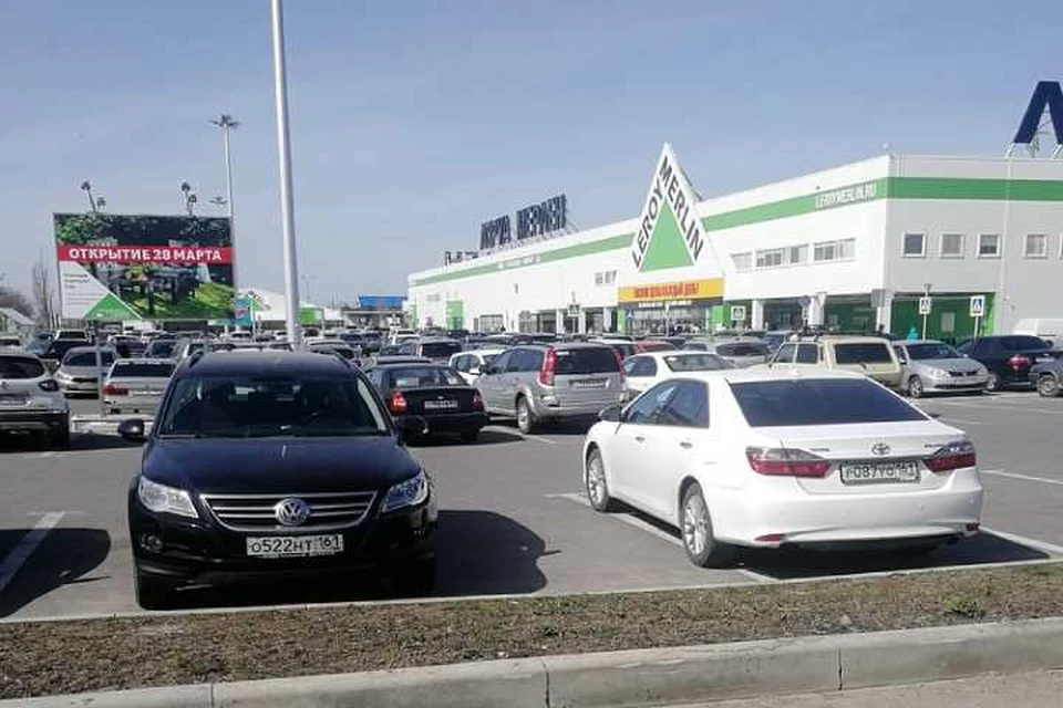 Парковка около супермаркета оказалась "забита" автомобилями. Фото: соцсети