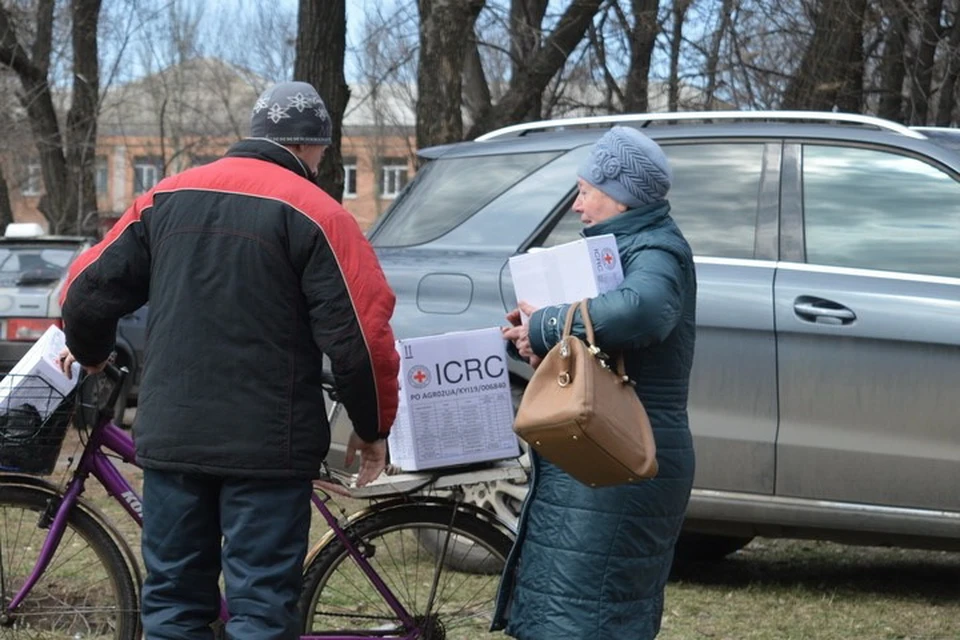 Тысячи жителей Донбасса получили на прошлой неделе продуктовые наборы и гигиенические средства. Фото: МККК