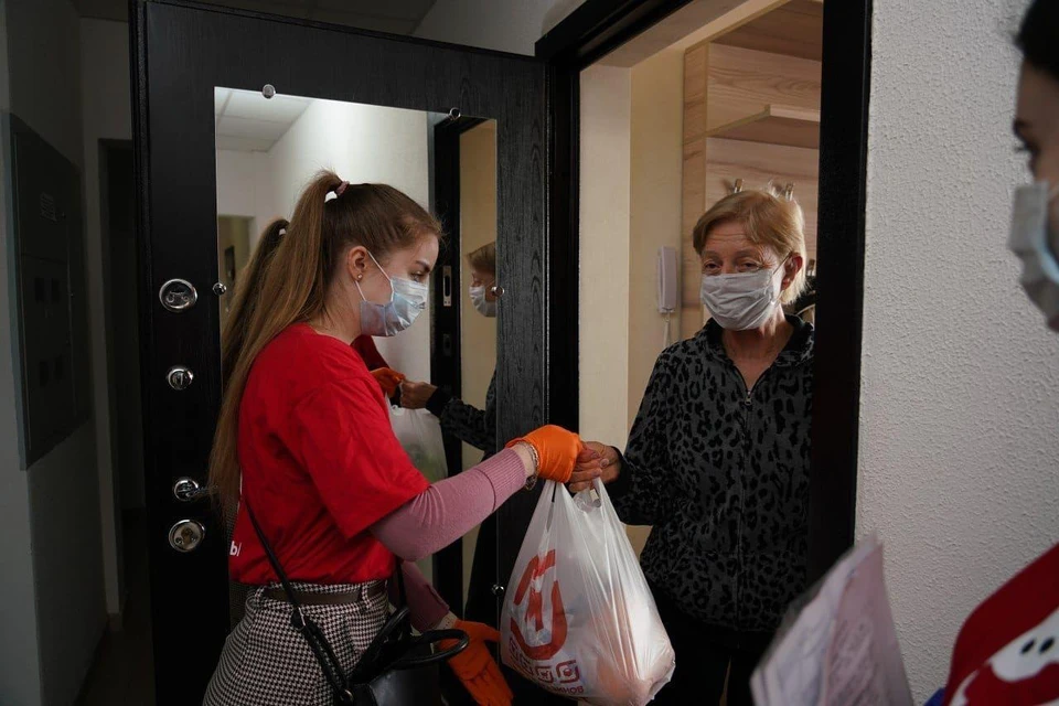 Добровольцы могут приобрести все необходимое: воду, продукты, средства гигиены, медикаменты. Фото: администрации Краснодарского края.