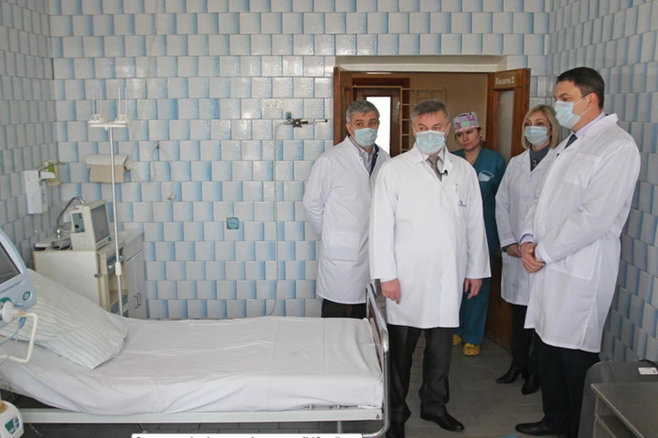 Глава ЛНР Леонид Пасечник (справа) проверил готовность больницы № 4 к приему больных. Фото: mzlnr.su