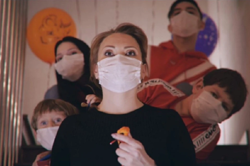 Депутат Заксобрания Ямала и певица записала ролик «Сиди дома», который сразу же стал вирусным. Скрин с видео