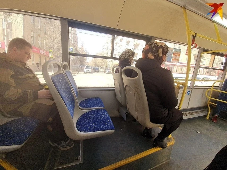 Даже в общественном транспорте необходимо держаться подальше от других пассажиров