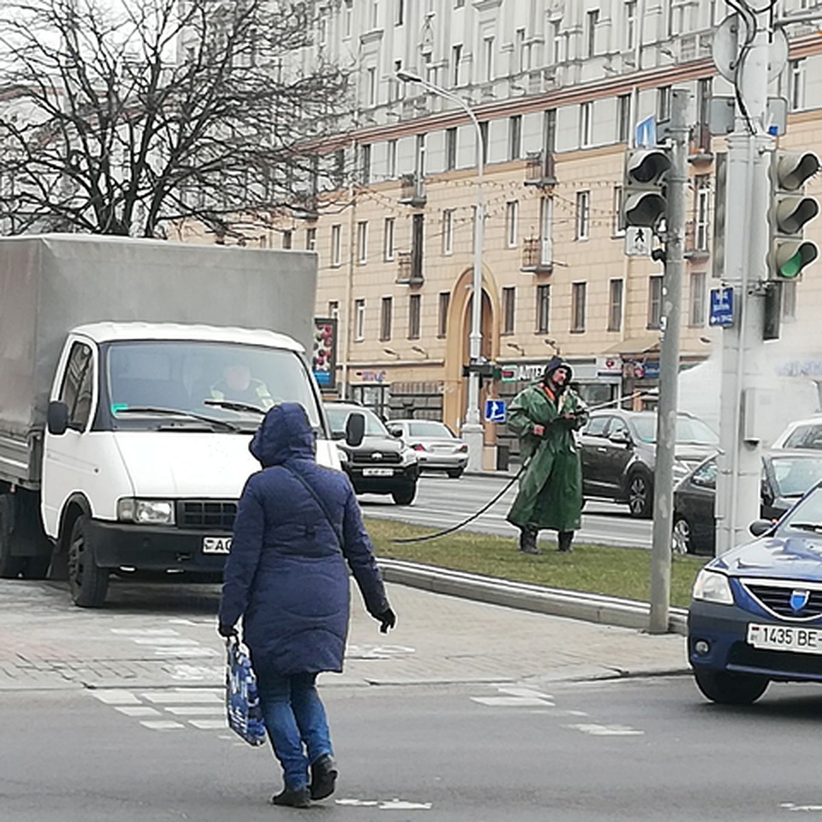 Видеофакт: на проспекте Независимости в Минске утром чем-то обрызгивают  столбы - KP.RU