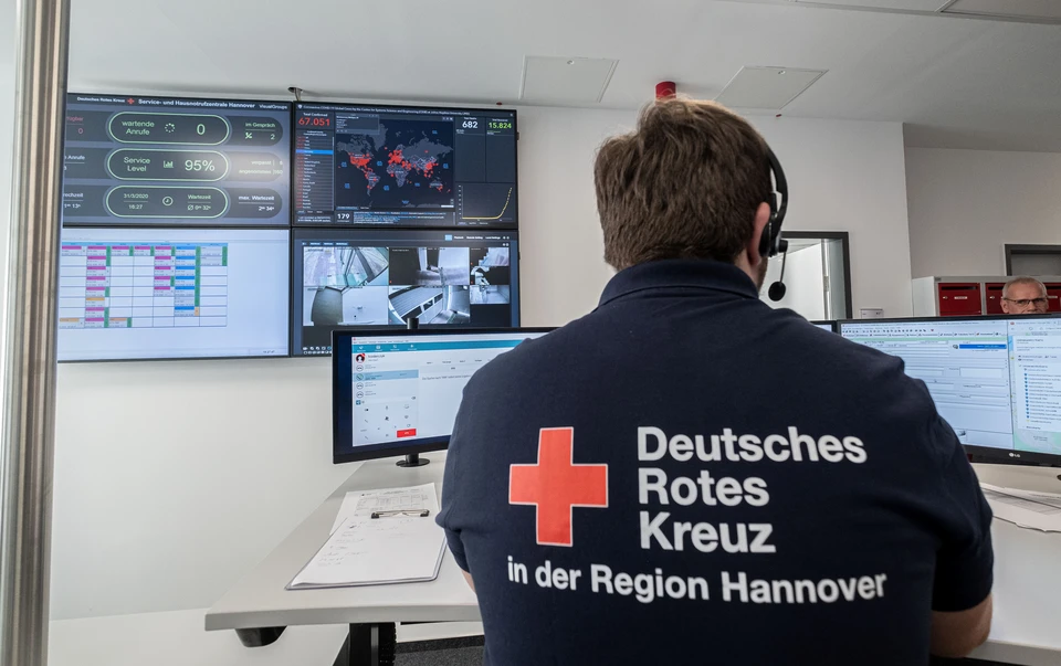 Работа офиса регионального отделения Красного креста в Ганновере, Германия.
