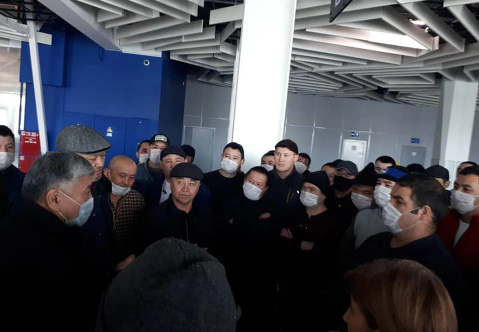 Кыргызстанцы провели 10 дней в терминале новосибирского аэропорта в надежде вылететь на родину.