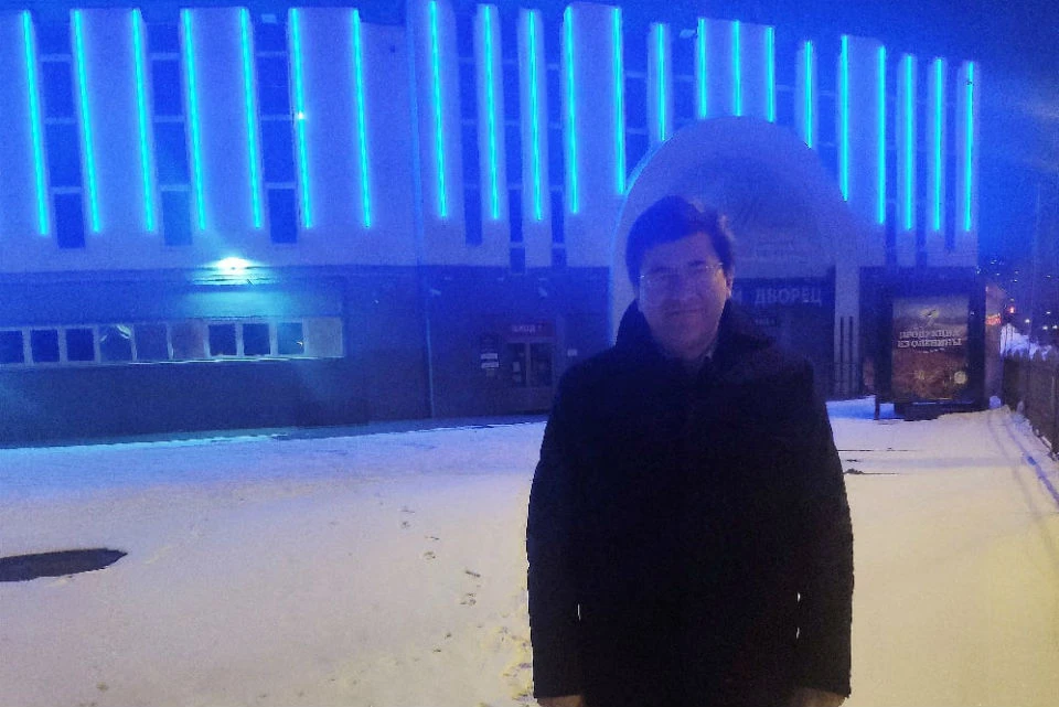 Ледовый дворец Мурманска заиграл синими огнями. Фото: администрация города Мурманска