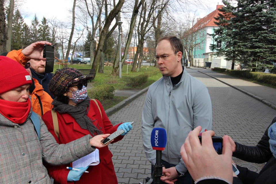 Встреча министра с журналистами прошла в сквере недалеко от здания областного правительства.
