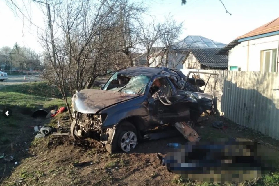 Джип лишь по счастливой случайности не влетел в дом жителя Марковки – помешало дерево. Фото: ГБР Украины